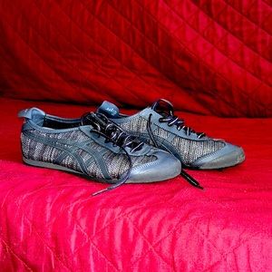 EUC - Onitsuka Original Tigers in Sparkling Gray!!!✨😎